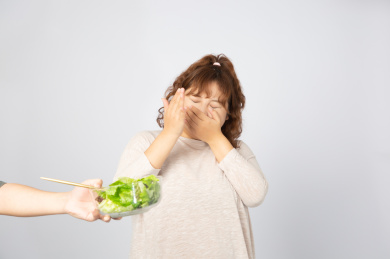拒绝吃沙拉的亚洲肥胖女孩