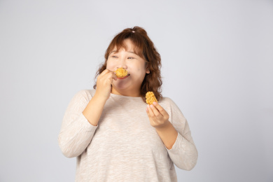 吃炸鸡的亚洲肥胖女孩