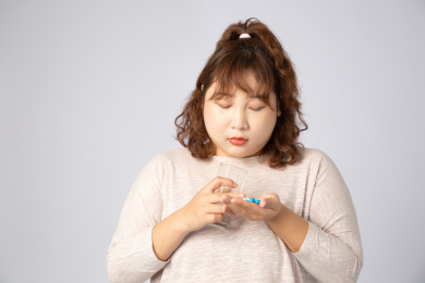 正在吃药的亚洲肥胖女孩