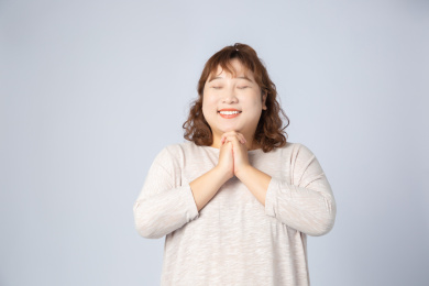 正在许愿的亚洲肥胖女孩