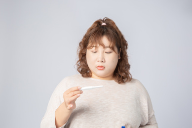 手拿验孕棒意外怀孕的亚洲肥胖女孩