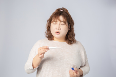 手拿验孕棒意外怀孕的亚洲肥胖女孩