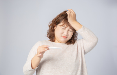 手拿验孕棒意外怀孕的亚洲肥胖女孩