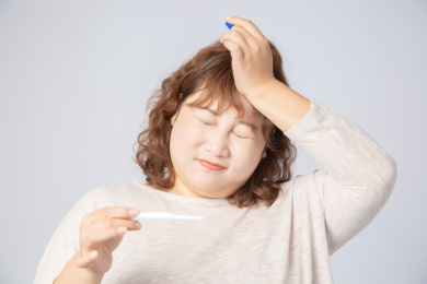 手拿验孕棒意外怀孕的亚洲肥胖女孩