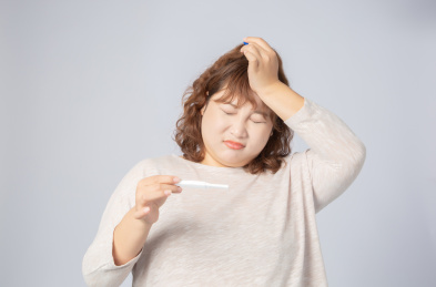 手拿验孕棒意外怀孕的亚洲肥胖女孩