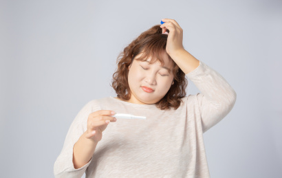 手拿验孕棒意外怀孕的亚洲肥胖女孩