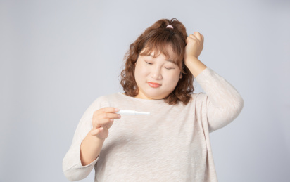 手拿验孕棒意外怀孕的亚洲肥胖女孩