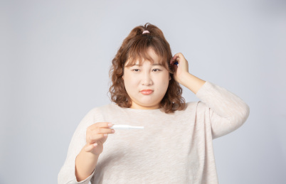 手拿验孕棒意外怀孕的亚洲肥胖女孩