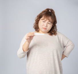 手拿验孕棒意外怀孕的亚洲肥胖女孩