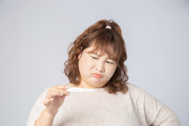 手拿验孕棒意外怀孕的亚洲肥胖女孩