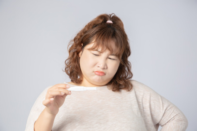 手拿验孕棒意外怀孕的亚洲肥胖女孩