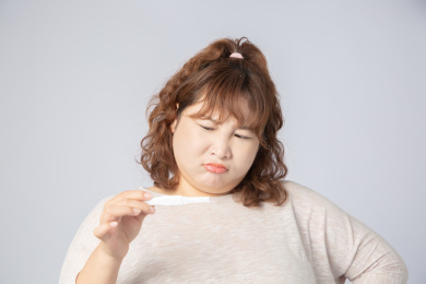 手拿验孕棒意外怀孕的亚洲肥胖女孩