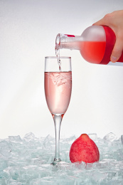 布满冰块的酒杯中的清凉桃子味预调酒