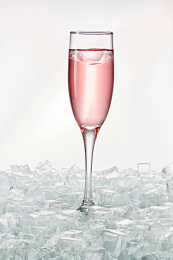 布满冰块的酒杯中的清凉桃子味预调酒