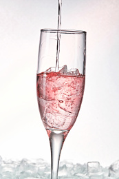 布满冰块的酒杯中的清凉桃子味预调酒