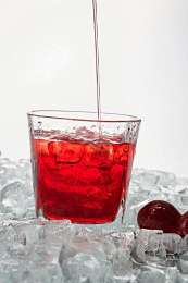 布满冰块的酒杯中的清凉葡萄味预调酒