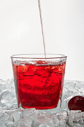 布满冰块的酒杯中的清凉葡萄味预调酒