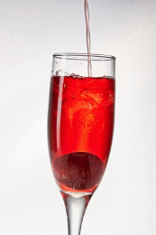 布满冰块的酒杯中的清凉葡萄味预调酒