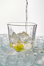 布满冰块的酒杯中的清凉白葡萄味预调酒