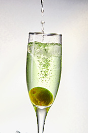 布满冰块的酒杯中的清凉梅子味预调酒