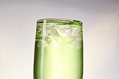 布满冰块的酒杯中的清凉梅子味预调酒