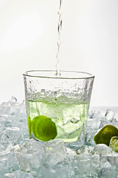 布满冰块的酒杯中的清凉梅子味预调酒