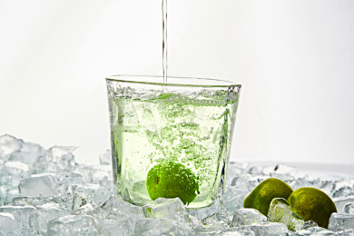 布满冰块的酒杯中的清凉梅子味预调酒