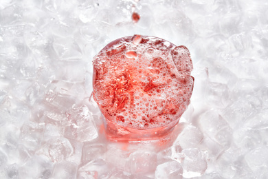 布满冰块的酒杯中的清凉葡萄味预调酒