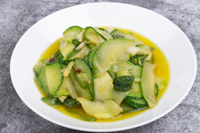 盘子里的素炒小南瓜片