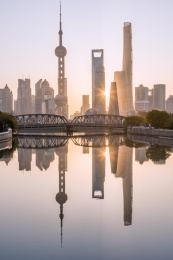 日出下的上海苏州河外白渡桥沿岸城市CBD