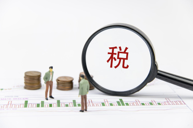 货币、人物和写着税字的放大镜