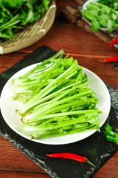 黑石板上放着一盘香菜杆