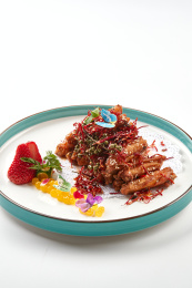 精美瓷餐具装的川味香辣炸鸡翅