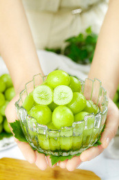 手上捧着一碗香印青提