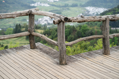 户外的原木纹护栏