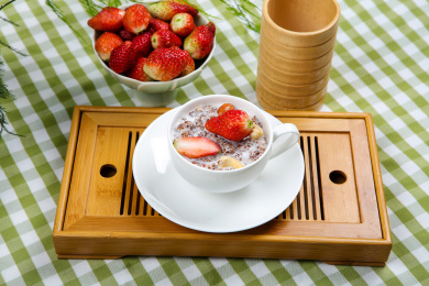 早餐甜点牛奶泡黑燕麦片