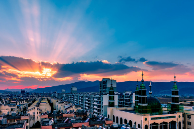 云南曲靖会泽俯拍城市的天空朝霞满天。