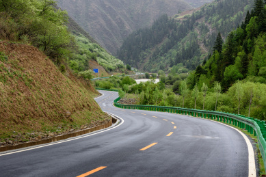 中国四川阿坝州马尔康梭磨河大峡谷风光