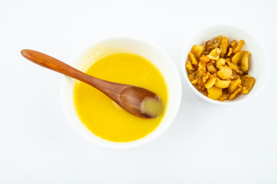 一碗金黄色的鸡油