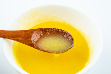 一碗金黄色的鸡油