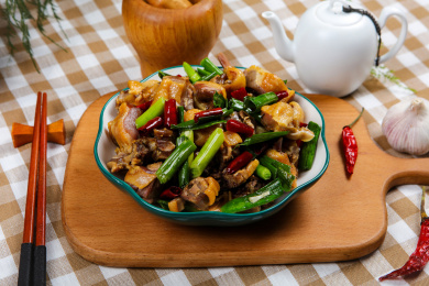 家常特色菜爆炒咸鸭肉