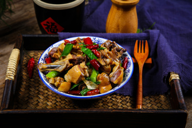 家常特色菜爆炒咸鸭肉