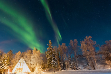 加拿大黄刀镇上空的冬季极光