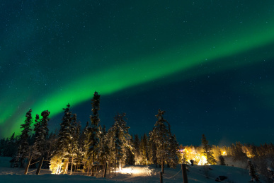 加拿大黄刀镇上空的冬季极光
