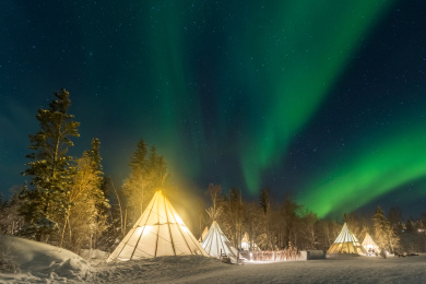 加拿大黄刀镇上空的冬季极光