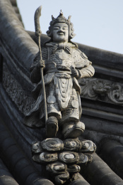 中国上海龙华寺垂脊神仙力士灰塑