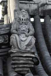 中国上海龙华寺垂脊神仙力士灰塑