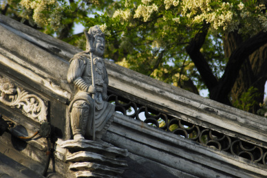 中国上海龙华寺垂脊神仙力士灰塑
