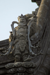 中国上海龙华寺垂脊神仙力士灰塑