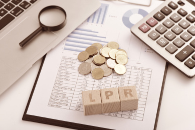 金融图表上摆放着字母方块LPR